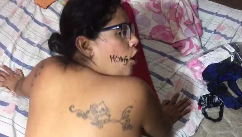 Britanly-Brow: 배다른 여동생의 엉덩이를 처음으로 꿰뚫는 의붓딸