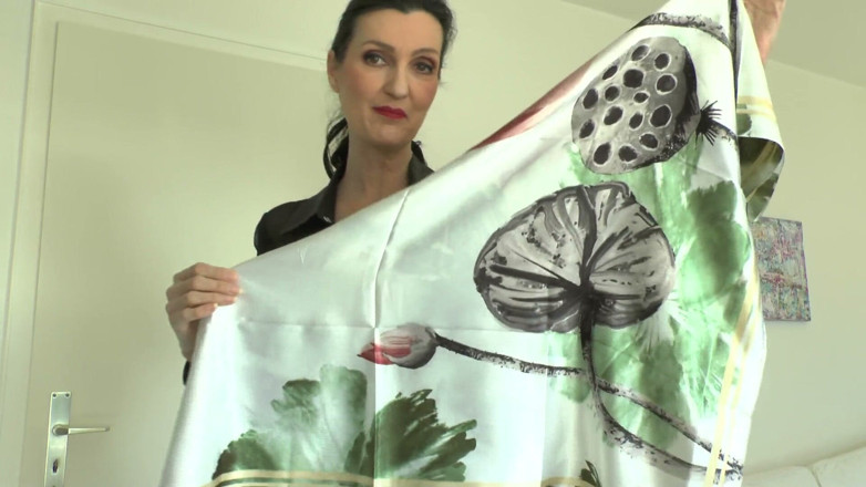 Lady Victoria Valente: Het stylen van een satijnen sjaal in Ascot-stijl - deel 1