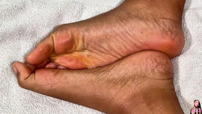 Pink Foxx: 그녀의 발에 침을 뱉고 예배를 드리는 밀프