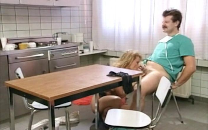 Magmafilm: Paciente loira faz avanços para um médico do hospital