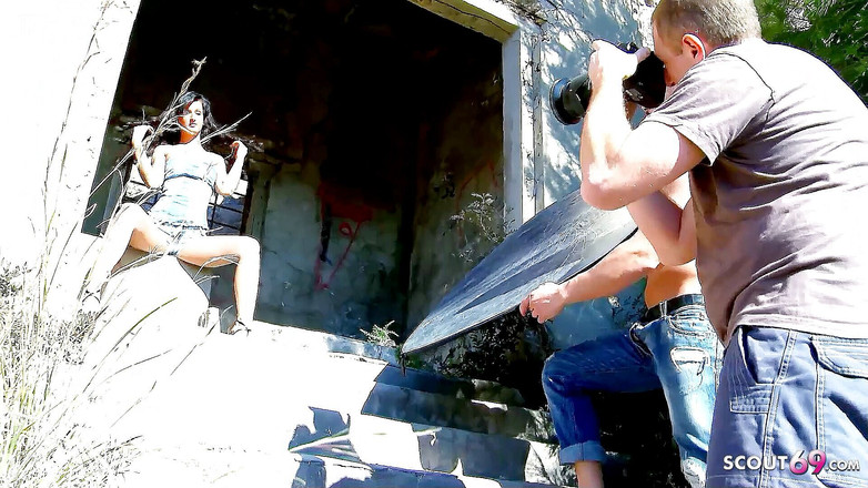 Full porn collection: Худенькую тинку Susi Gala трахают два больших члена во время съемки