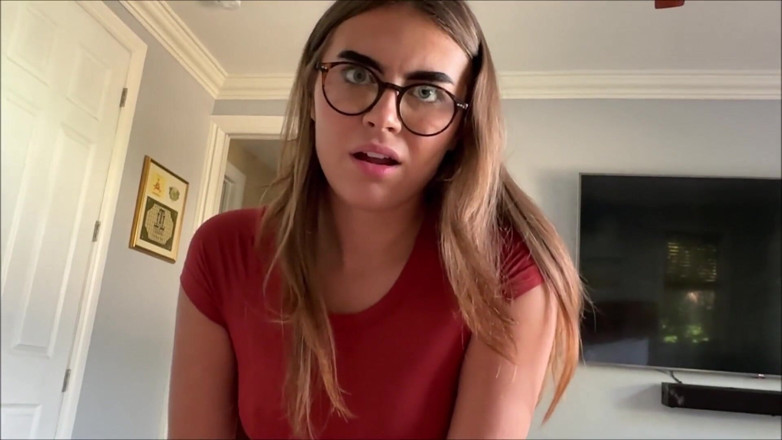Alex Adams: Micuța soră vitregă dovedește că nu este un tocilar - Selina...