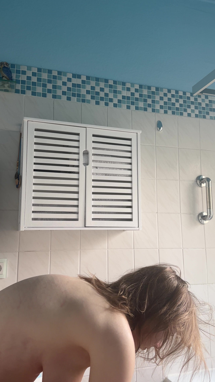 SweetLucy96: Kencing di dalam tab mandi