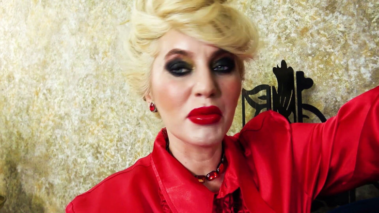 Goddess Celine: हैलोवीन लाल लिपस्टिक चुंबन