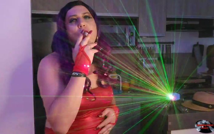 Smoking fetish lovers: Holly Cox em cigarro fumante sexy com luzes laser
