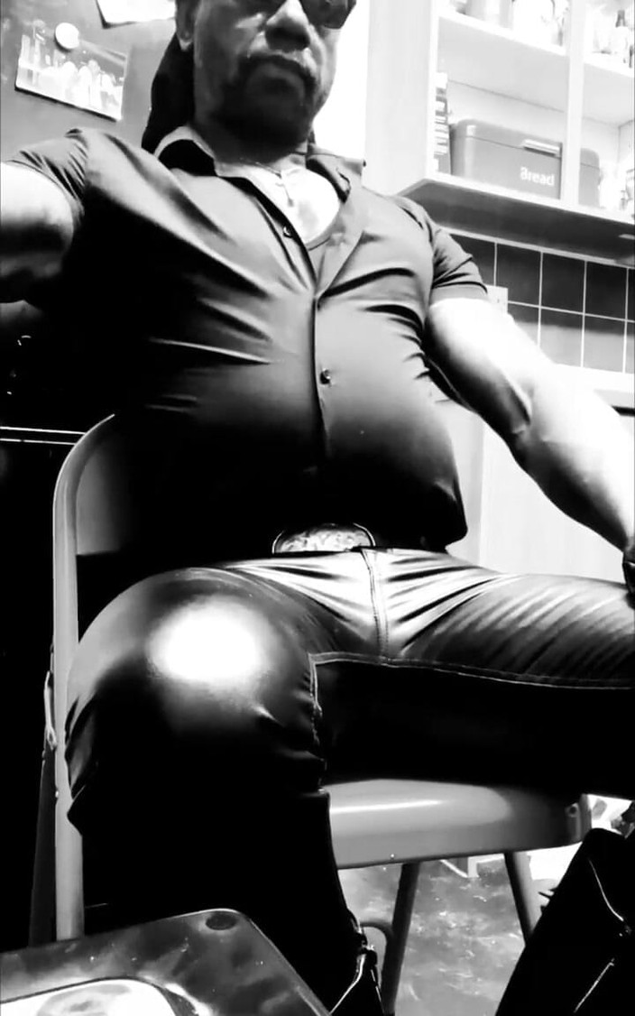 Black mature kinky muscle: Muscoloso nero si tocca sborra sul culo flessibile ed i...