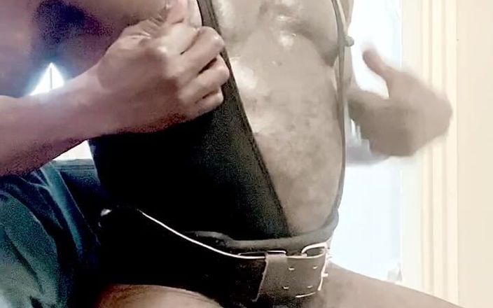 Black Muscle: Stor dicked svart kroppsbyggare efter träning cum session
