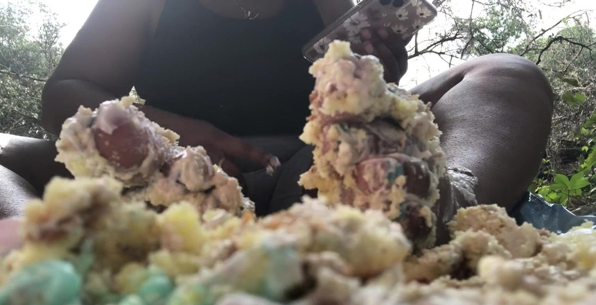 Baby Soles: Rozbití dortu nohama pov