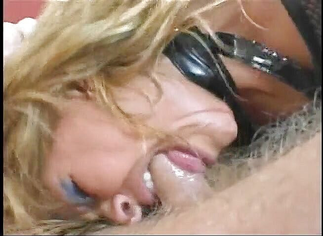 3some Bangers: 金髪ふしだらな女は両方の彼女の穴に砲撃