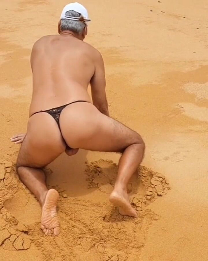 Ladysilvas: Ladysilva crossdresser en culotte sur la plage, cul sexy