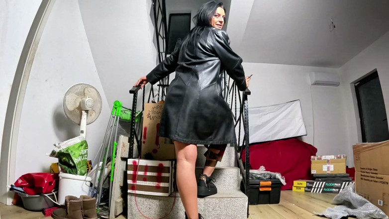 MilfyCalla: Skórzana fantazja schodów MILF. Palenie, dokuczanie całego ciała i końcowe...