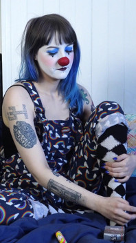 Harige clown rookt