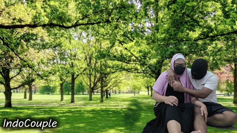 Indo Couple: Секс-запись индонезийской пары, наслаждающейся сосание хуя партнера в хиджабе в парке