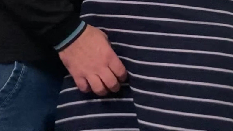 Niki studio: 地下鉄でドレスの下の見知らぬ人に私のアソコに触らせた