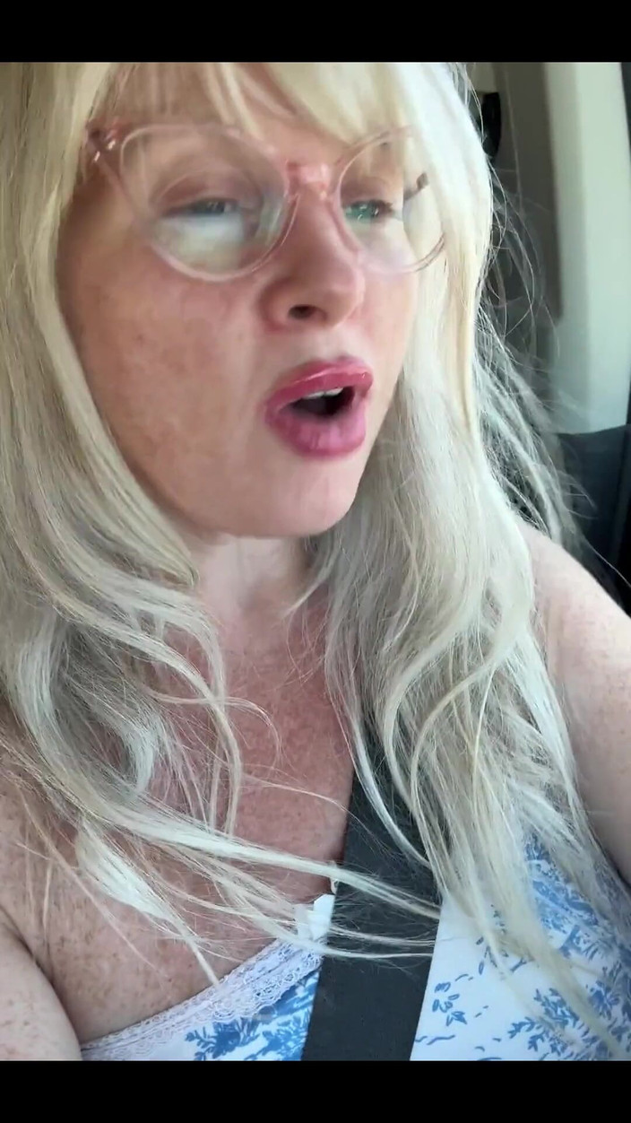 PaintedRose: Můžeme? Vytáhni to na zadním sedadle?