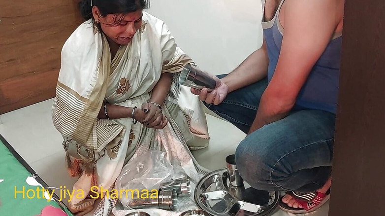 Hotty Jiya Sharmaa: Desi Amma si sundala sárí, udělala se nahá a tvrdě šukala
