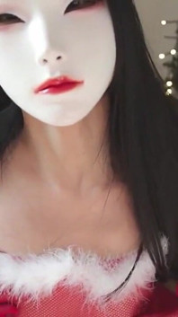 핫한 크리스마스 페이셜 전에 스타킹과 장난감으로 애인을 유혹하는 날씬한 아시아 십대