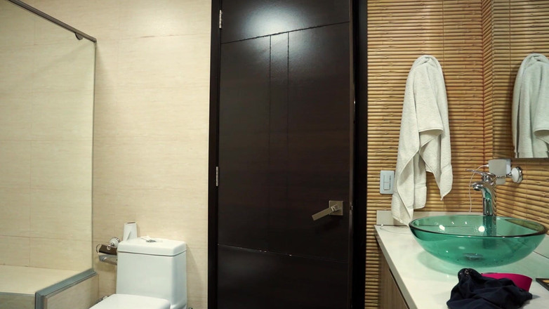 BigJackson: Mijn stiefmoeder laat me haar neuken in bed