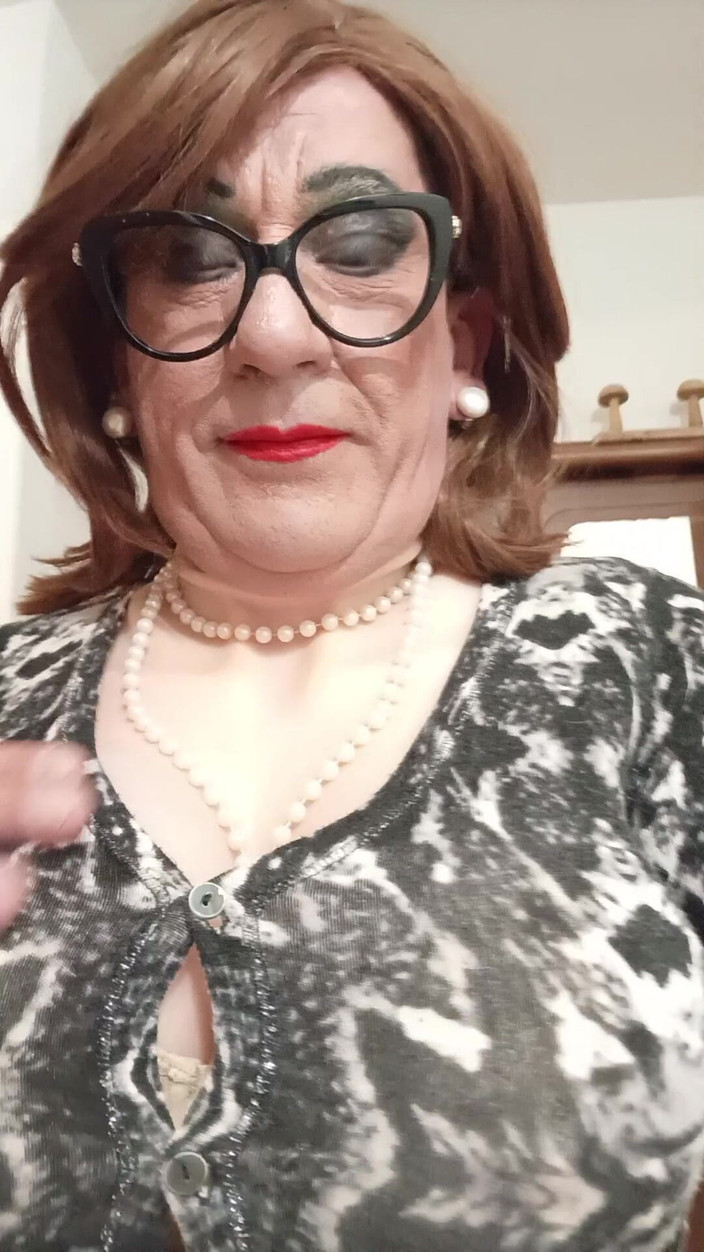 Yusti: 거울 앞에서 옷 입기