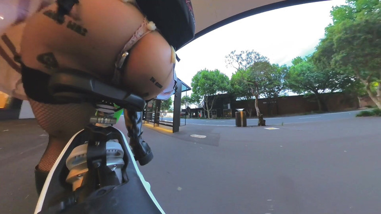 Asiansissypublic: Prins un cuplu de ori în timp ce călăresc în jurul cu...