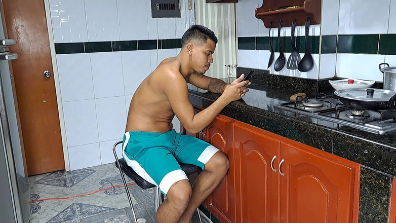 Duvan: Sıcak Esmer Bir Seks Aramaya Geliyor