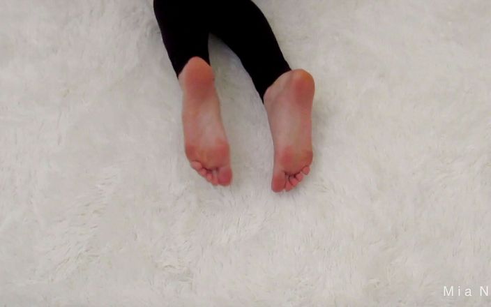 Mia Nyx: Perfect feet jerk off instructions