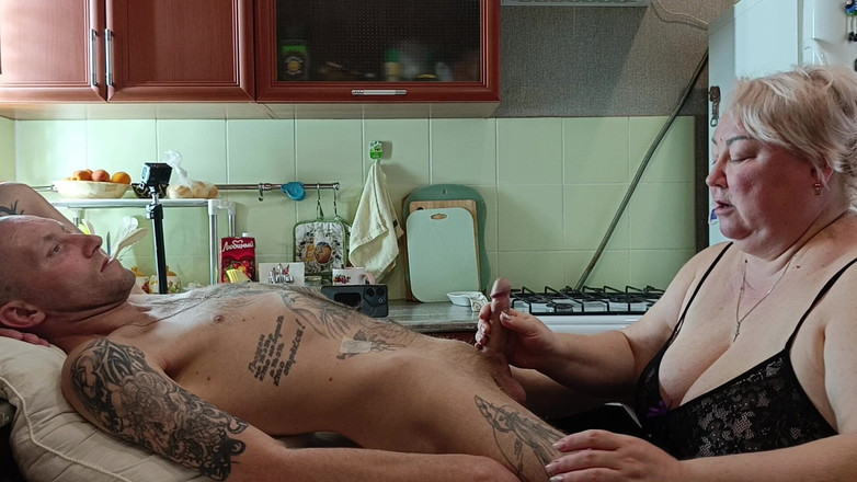 Zona901: Vizinho faz boquete na garganta profunda e engole porra grossa