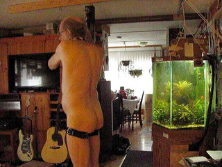 Fastninja's studio: Si masturba sul posto dello schiavo