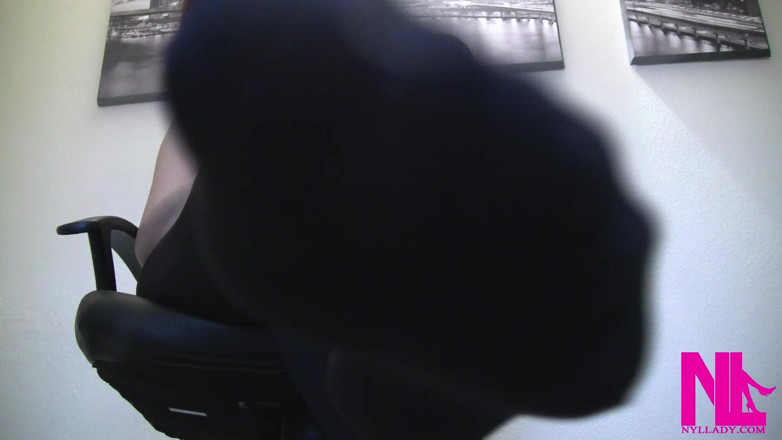 Nyllady: Toe Pointing in Black Pantyhose