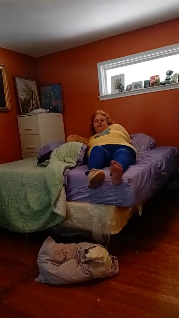 BBW nurse Vicki adventures with friends: Stinky Tennis Shoes Pewwwee