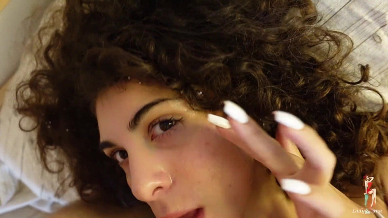 LadyAna: Studentka budzi się z kutasem w ustach