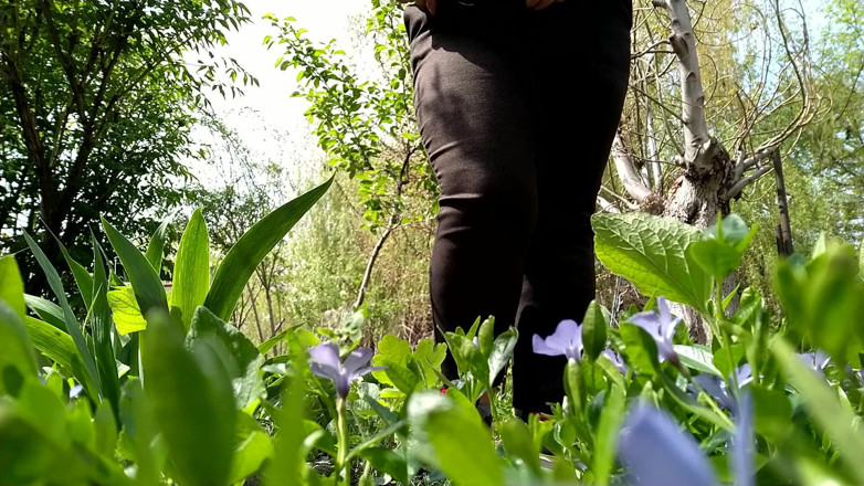 Elena: Gorgeous piss goddess in city park