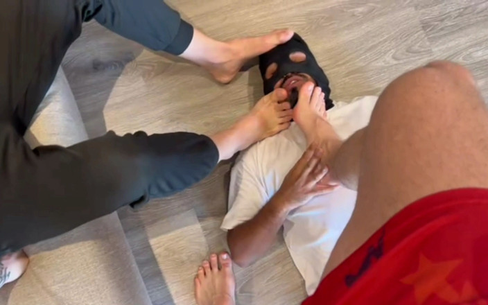 Solo Guy BWC: Gay slav slickar fötterna på två dominor