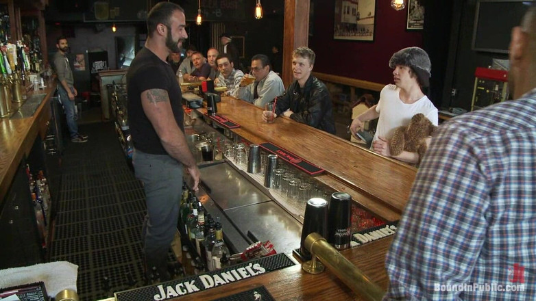 Bound in public: Un peludo es golpeado y follado en un bar público