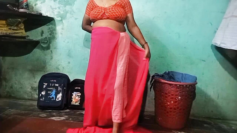Priyanka314: Tamil Priyanka stepaunty Saree kleedt zich om