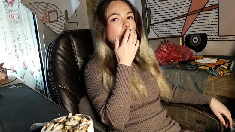 Blowjobs Alice: Skromna żona pali papierosa