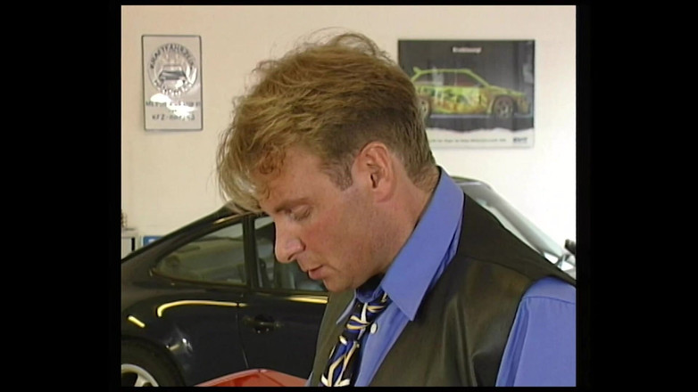 German Porn: काले बाल वाली हसीना कार की दुकान में लंड की सवारी करती है और मुँह में वीर्य लेती है