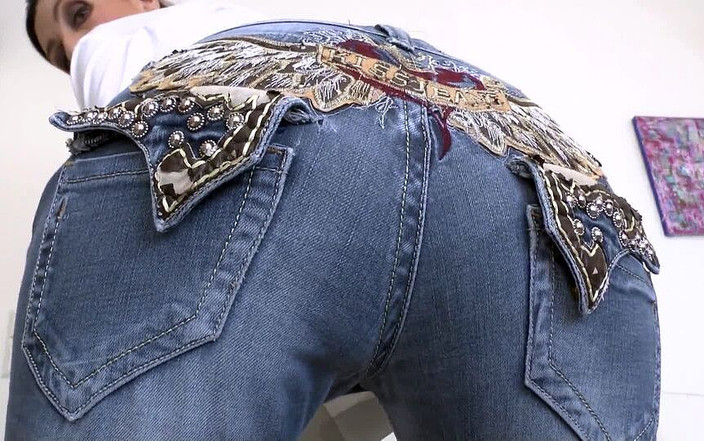 Lady Victoria Valente: 내 청바지 엉덩이를 동시에 따먹어