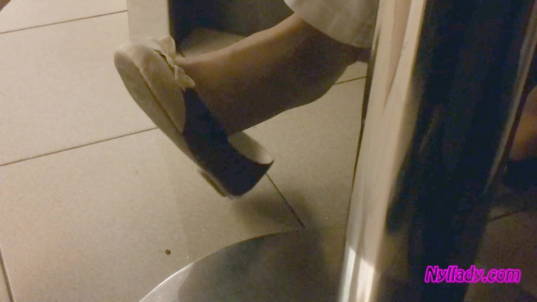 Nyllady: Nyllady Dangling in a Pizzeria