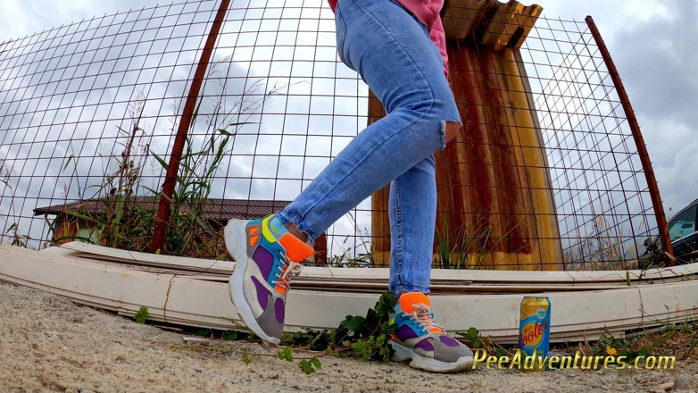 Pee Adventures: Buitenshuis pissen door haar spijkerbroek