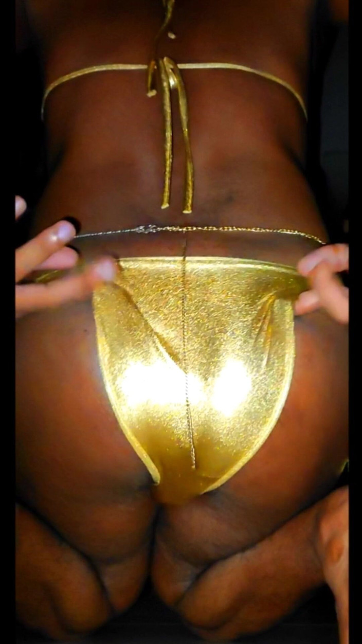 Ariyacrossy: Ariya Mallu em show de biquíni