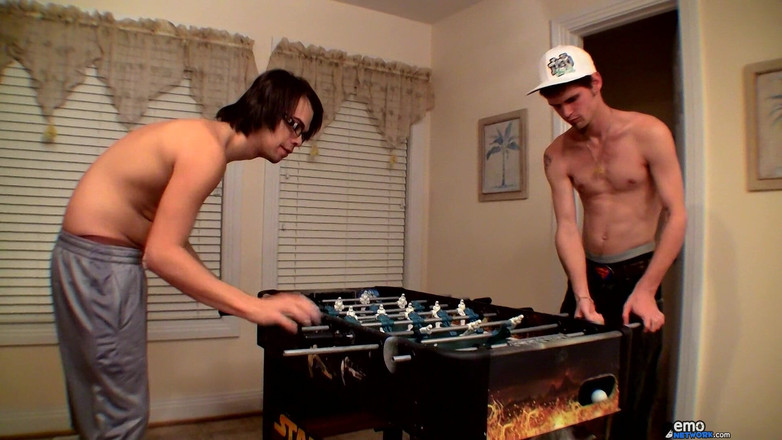 Homo Emo: Geile jungs spielen strip-fußball