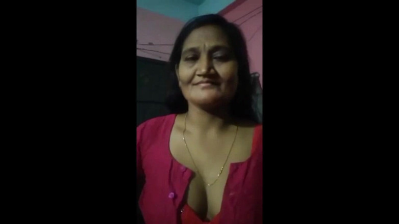 tanushri: Desi Village Bhabhi Sex with a Stranger
