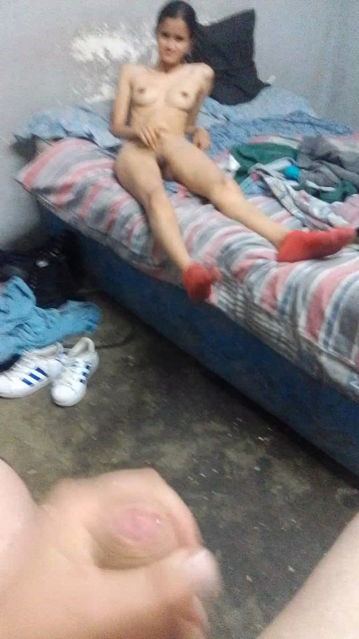 hothouse18xxx: 義理の娘は、彼女の小さな小さな小柄な18歳のverginマンコのために義父の硬いチンポを大きくけいれんさせます