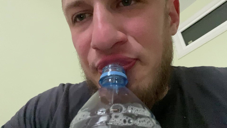 Hunky time: Alpha enche uma garrafa com sua saliva (meleca)