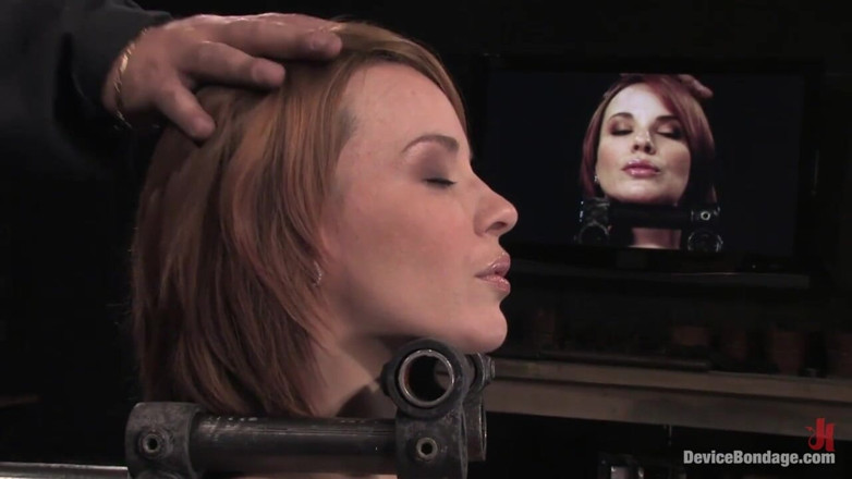 Device Bondage by Kink: Dana dearmond immobile, impossibile a fermare il cazzo duro dalla...