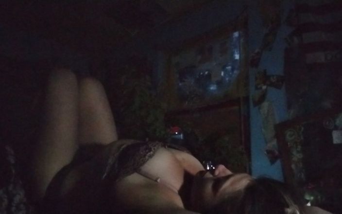 Freakshowsuckerr: Mooie brunette speelt met zichzelf op de bank