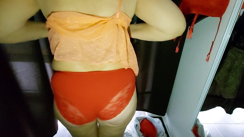 Sexi Ledy: Sexy lady trying on lingerie in fitting room