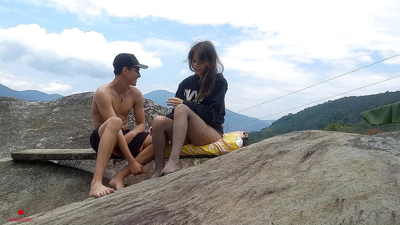 skpro_: Faccio una bella scopata alla mia sorellastra durante un'gita, ci...