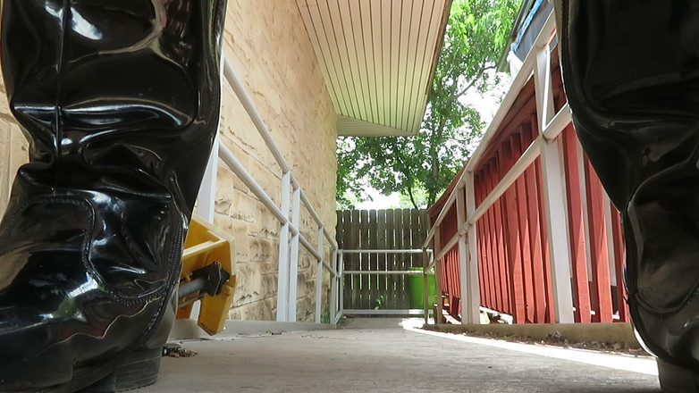 BBW nurse Vicki adventures with friends: Detailní test black boots pro drcení videa